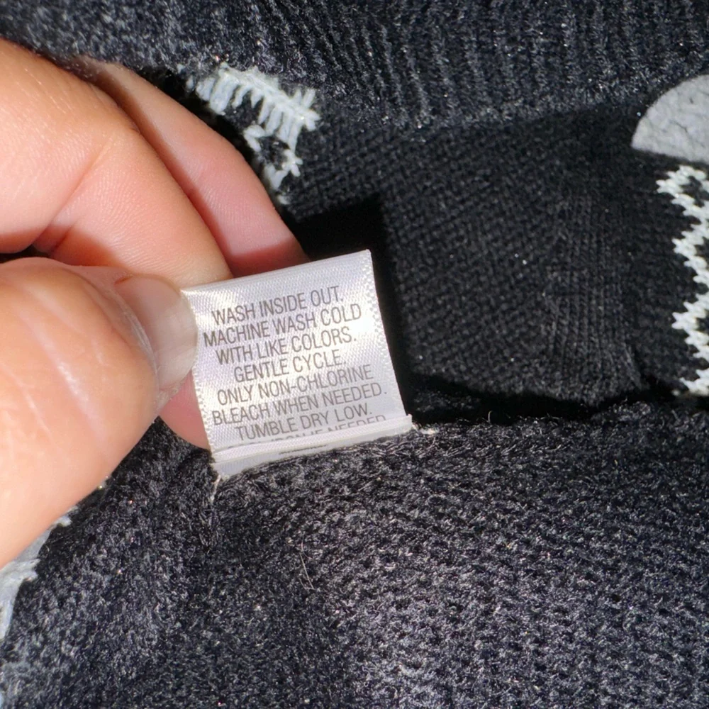 NWT Vera Wang Princess Sweater Black with Fair Isle Design in White/Burgundy red